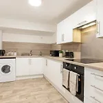 Fabulous 1 Bed Harbour-side With Balcony