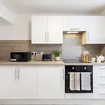 Fabulous 1 Bed Harbour-side With Balcony *