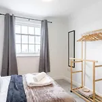 Fabulous 1 Bed Harbour-side With Balcony Apartmán *