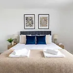 Fabulous 1 Bed Harbour-side With Balcony *