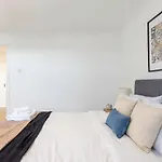 Apartmán Fabulous 1 Bed Harbour-side With Balcony