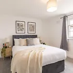 Fabulous 1 Bed Harbour-side With Balcony Apartmán *
