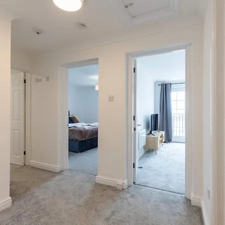 Fabulous 1 Bed Harbour-side With Balcony