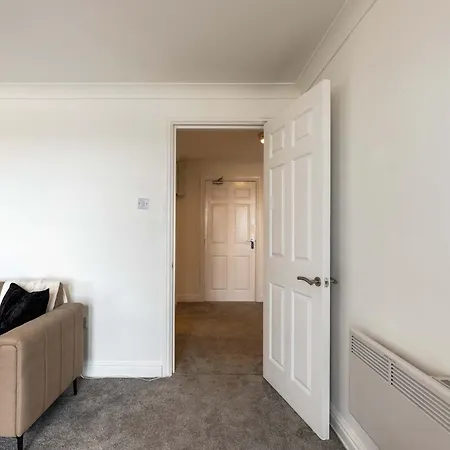 Fabulous 1 Bed Harbour-side With Balcony *