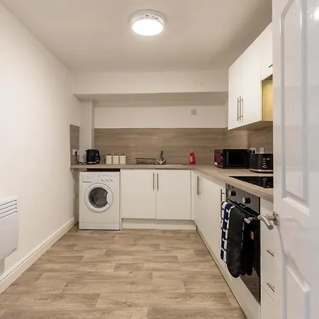 Fabulous 1 Bed Harbour-side With Balcony *