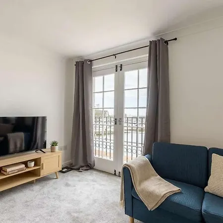 Fabulous 1 Bed Harbour-side With Balcony *