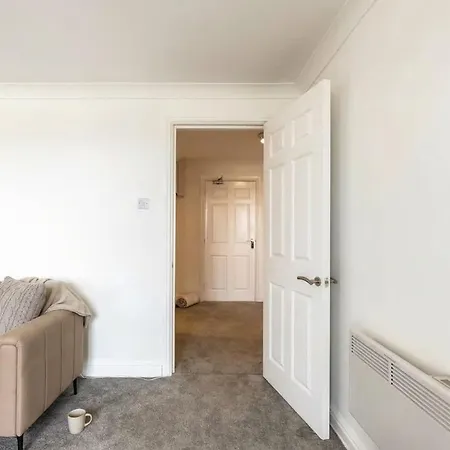 Fabulous 1 Bed Harbour-side With Balcony *