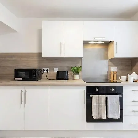 Fabulous 1 Bed Harbour-side With Balcony *