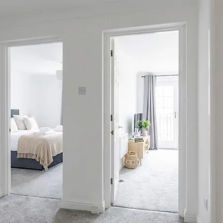 Fabulous 1 Bed Harbour-side With Balcony ホワイトヘイブン