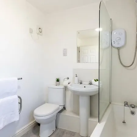 Fabulous 1 Bed Harbour-side With Balcony *