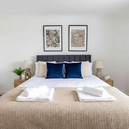 Fabulous 1 Bed Harbour-side With Balcony *
