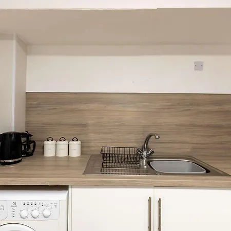 Fabulous 1 Bed Harbour-side With Balcony *