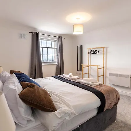 Fabulous 1 Bed Harbour-side With Balcony *