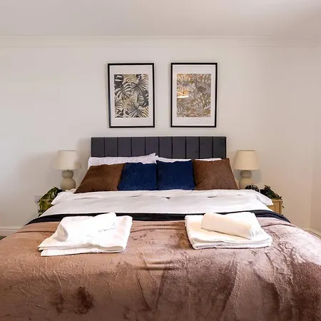 Fabulous 1 Bed Harbour-side With Balcony *